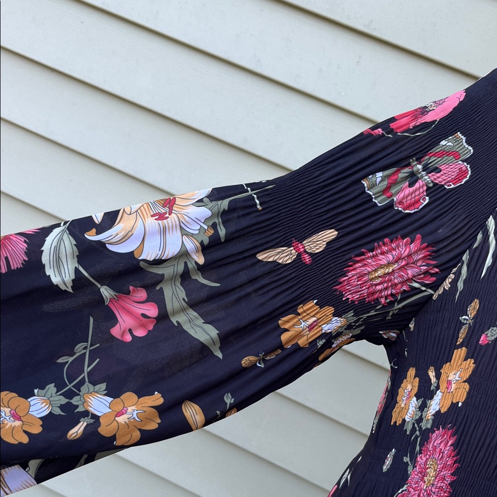 Like new Charlie Black Floral Long Sleeve blouse - Picture 6 of 15